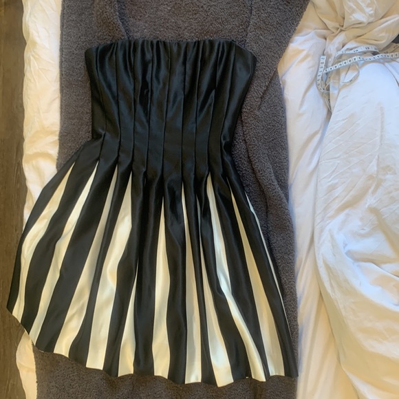 BCBGMAXAZRIA Sleeveless Pleated Dress - Picture 5 of 12